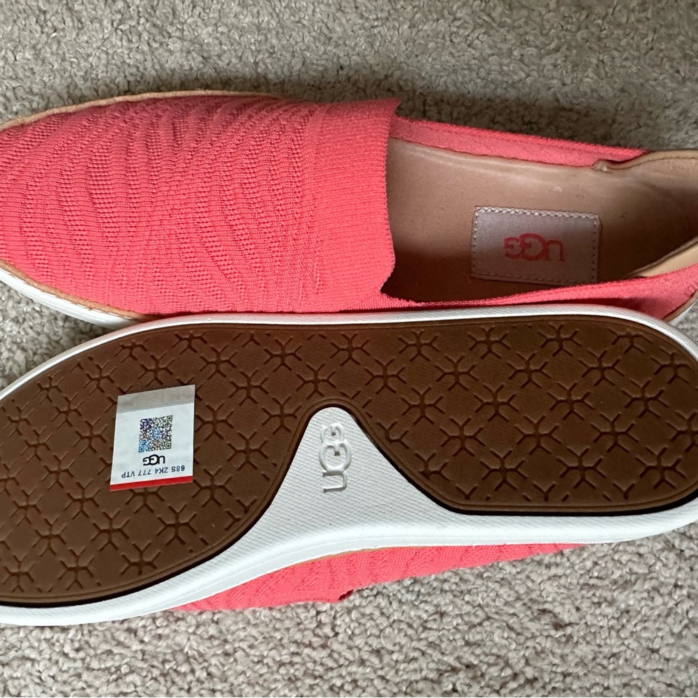 New Ugg Sammy slip on never worn out, wave design, bright coral color sz7.5